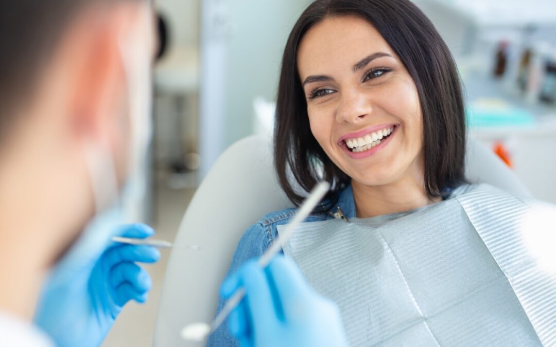 Mujer sonriendo en clínica dental